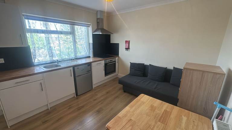 Self contained studio flat to rent Colindale NW9. All bills included