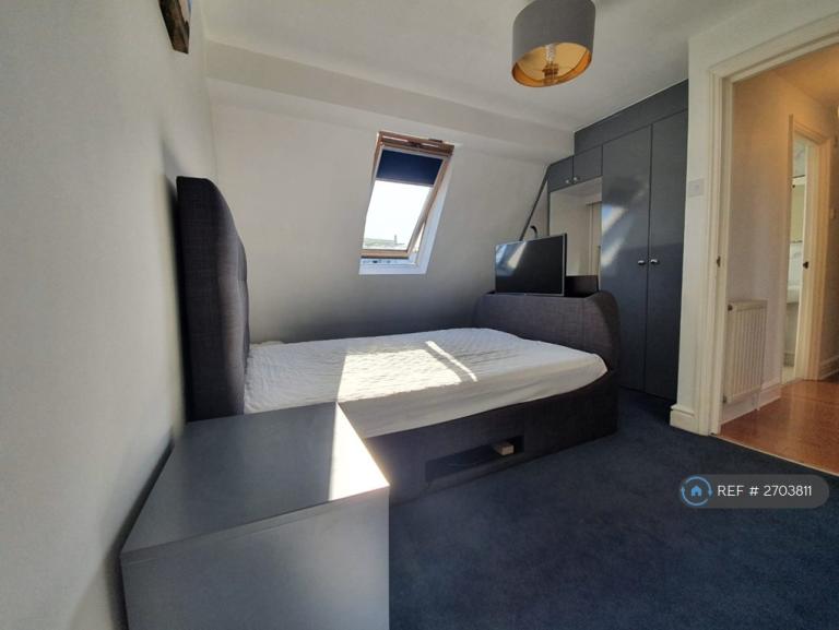 1 bedroom flat in Clapham, London, SW18 (1 bed) (#2703811)