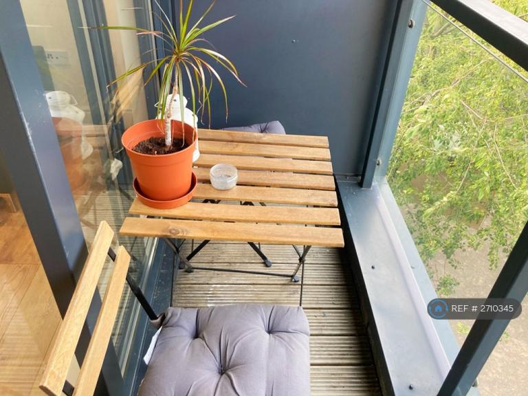 2 bedroom flat in Tower Bridge Road, London, SE1 (2 bed) (#2710345)