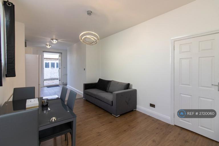 2 bedroom flat in Dartmouth Road, London, NW4 (2 bed) (#2720060)