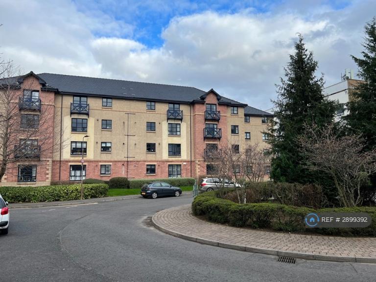 3 bedroom flat in Russell Gardens, Edinburgh, EH12 (3 bed) (#2899392)