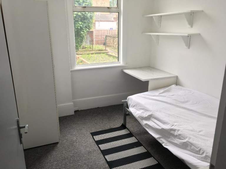 Includes Bills Net In House Room To Let Share 3BathShowerEatInKitchenGarden VeryNearRailTubeBusShops