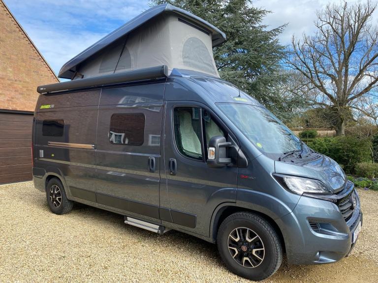 HYMER FREE 600 - 2019 - REAR BED AND STORAGE-ELEVATING ROOF- 4 BELT - 4 BERTH