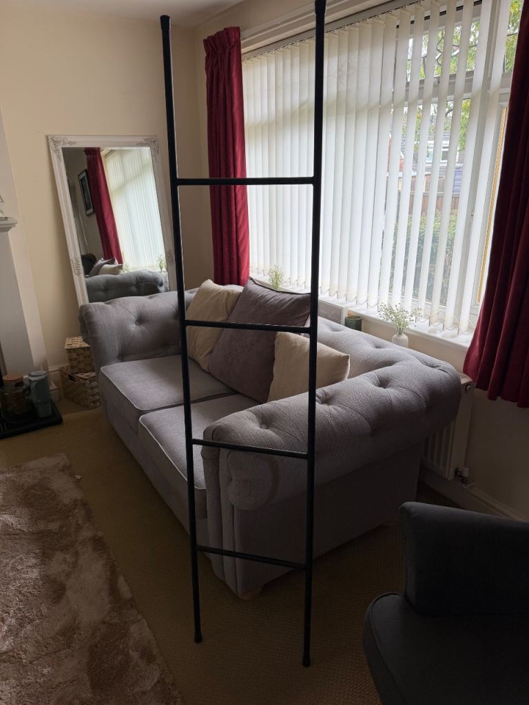 Black Metal Ladder – Good Condition