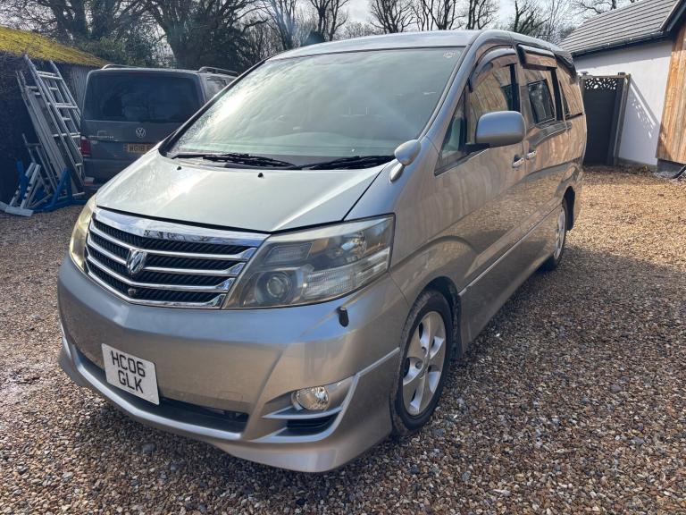 TOYOTA 2.4 ALPHARD 8 SEATER MPV
