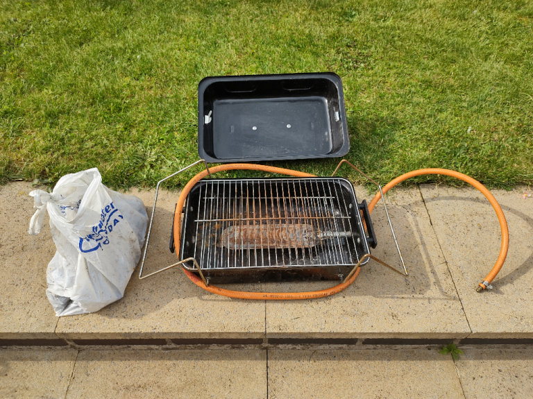 Gas Barbecue | Camping BBQ | Hose and Lava Rocks Included