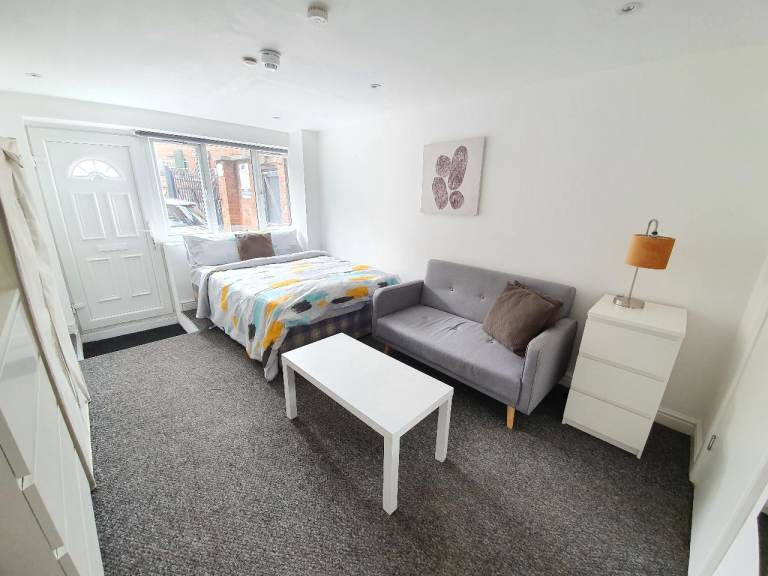 DOUBLE STUDIO TO LET CENTRAL WALSALL