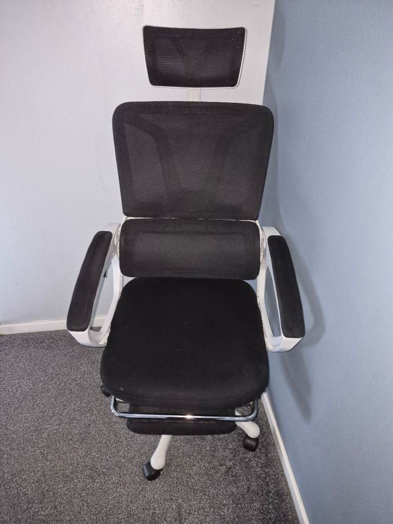 Black/white office chair
