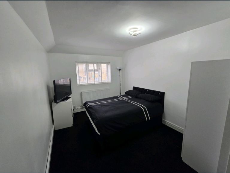 Stylish Double Bedroom Available – Ideal for a Working Professional