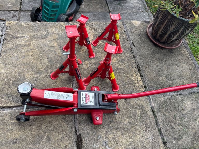 Two tonne hydraulic car jack with four one tonne axle stands.