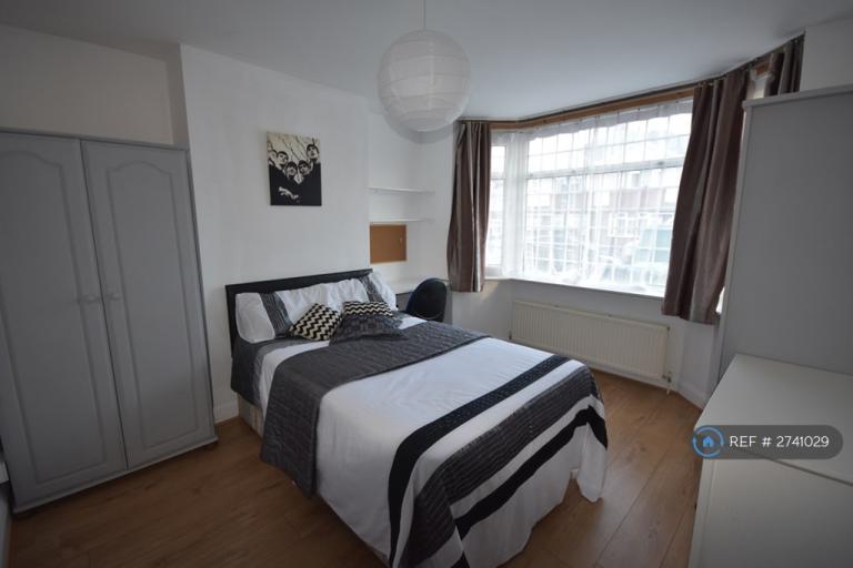 4 bedroom house in Honeysuckle Road, Southampton, SO16 (4 bed) (#2741029)