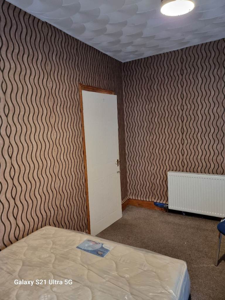 A double bedroom in a 3 bedroom house.