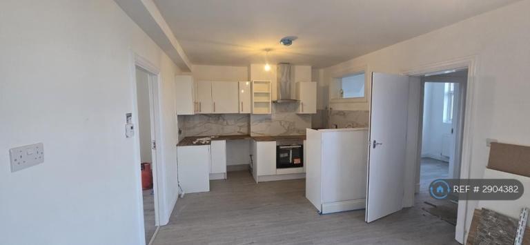 3 bedroom flat in Burnt Oak Broadway, Edgware, HA8 (3 bed) (#2904382)