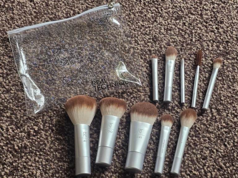 Real Techniques Makeup Brush Set with Clear Pouch – New Condition