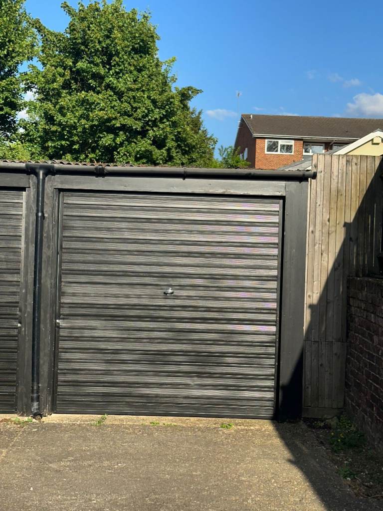 Garage for rent by Surbiton Station