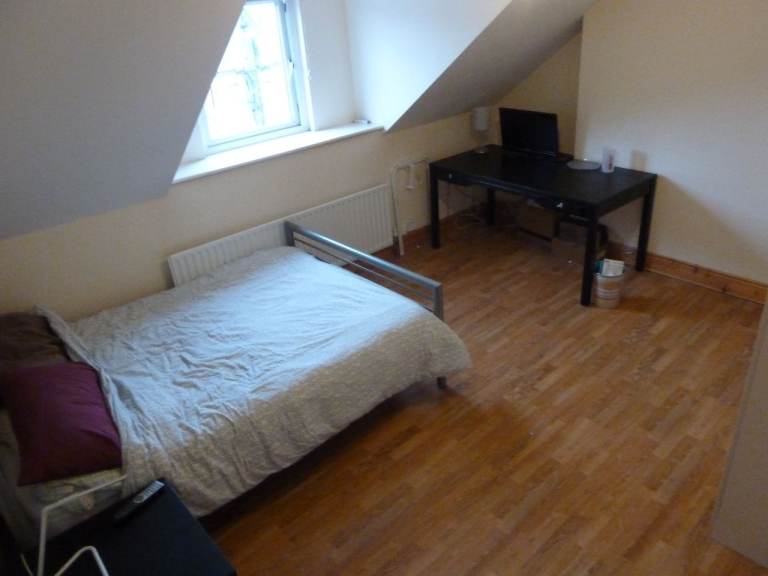 STRANMILLIS: EN-SUITE DOUBLE ROOM with SHOWER & WC 2nd Floor Front