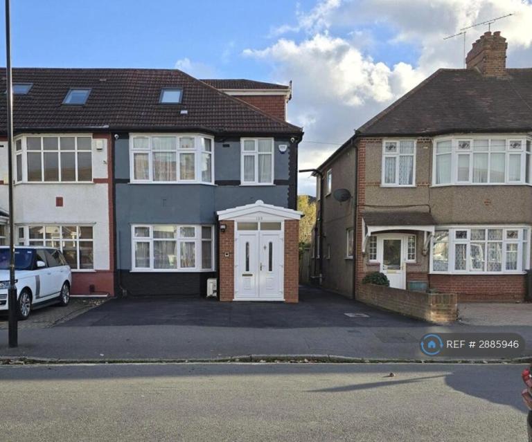 4 bedroom house in The Drive, Hounslow, TW3 (4 bed) (#2885946)