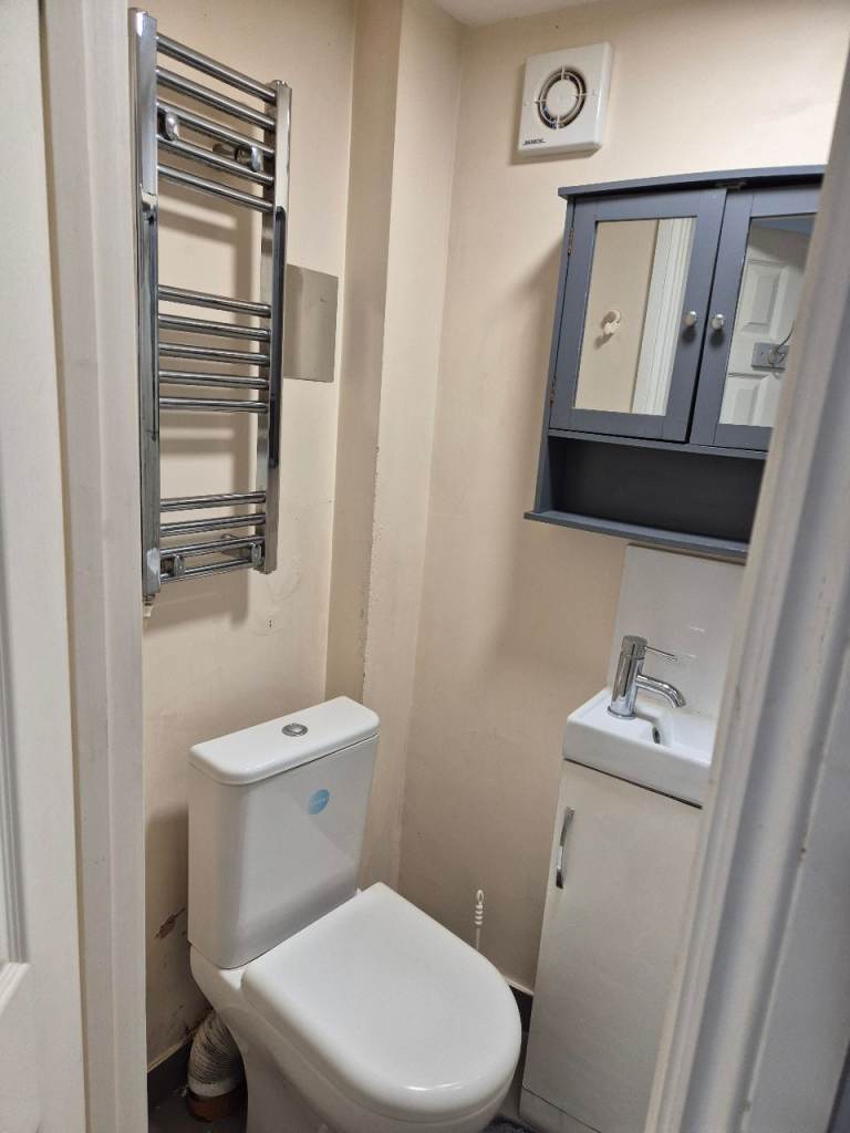 Beautiful studio in whitton for rent £900pm inc. Bills