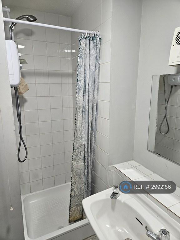 Studio flat in Oak House, Tunbridge Wells, TN2 (#2992186)