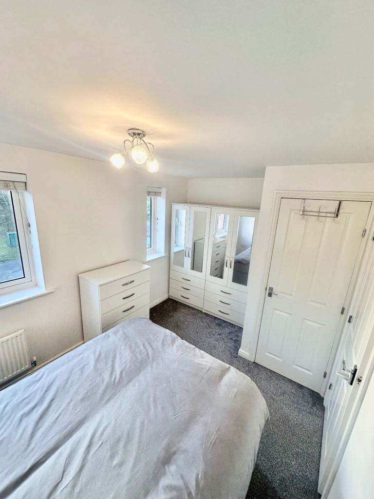 Freshly Refurbished House - Private Rd - Parking Bays