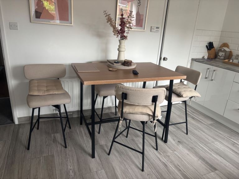 Kitchen table and 4 chairs 