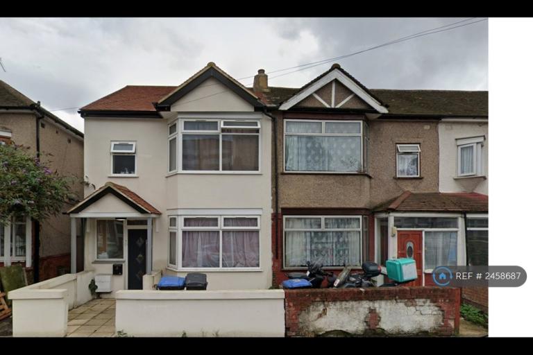 Studio flat in Cavendish Road, London, N18 (#2458687)