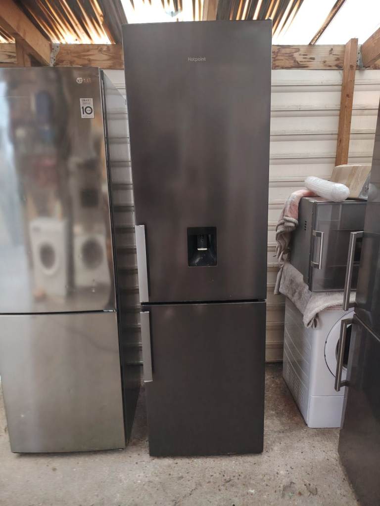 Hotpoint Freestanding Fridge Freezer 2m – Black, Excellent Condition
