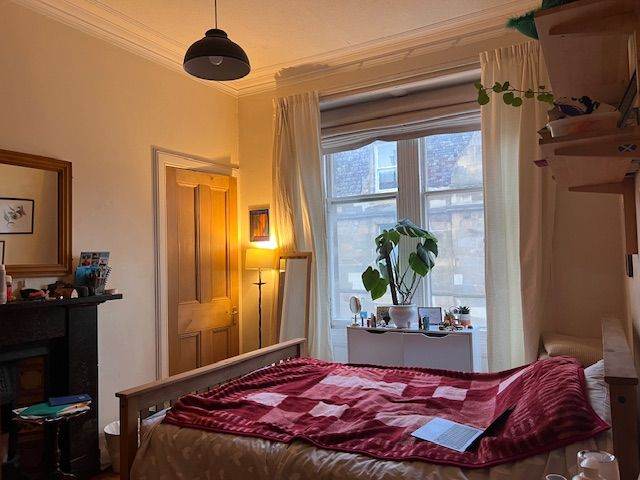 Double room with en-suite in a 2-bed flat. Bruntsfield