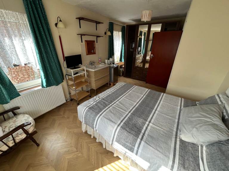 Double Room to Rent in a House Share in Misbourne Road, UB10 0HN
