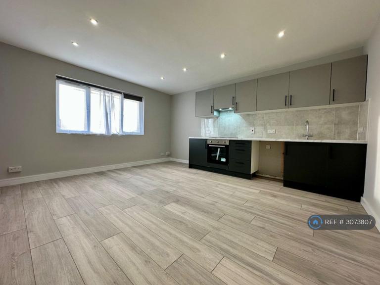 2 bedroom flat in Theodore Court, London, SE13 (2 bed) (#3073807)