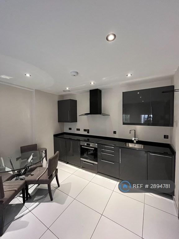 2 bedroom flat in Headrow Residence, Leeds, LS1 (2 bed) (#2894781)