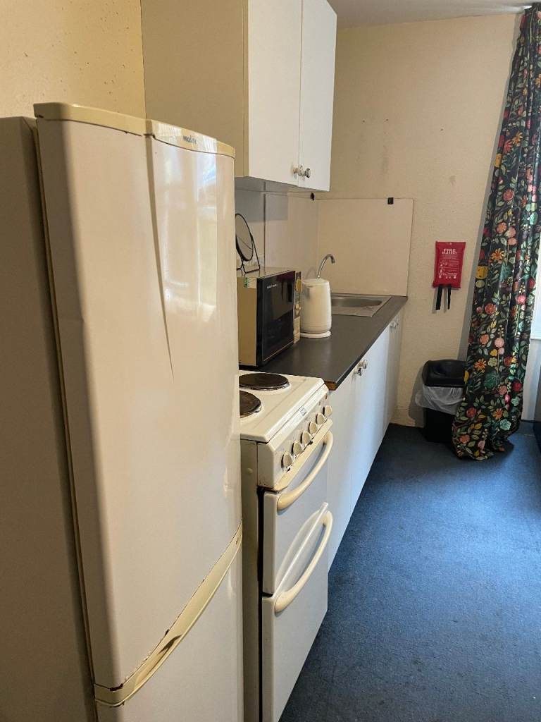 bed-sit to let