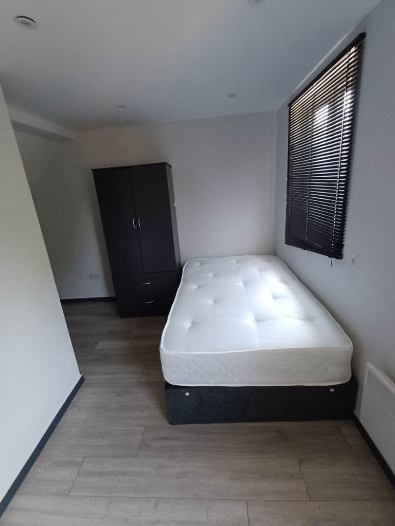 DSS ACCEPTED - Studio Flat Available in Raymond Cres, Guildford GU2