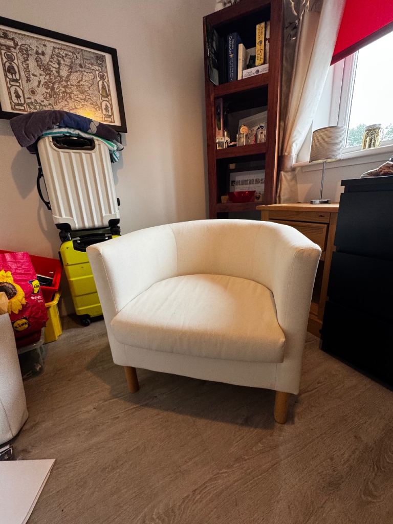 Cream Tub Chair with Wooden Legs – Good Condition