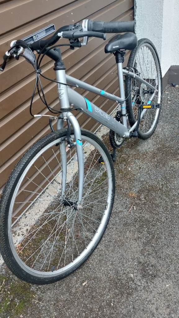 Womens hybrid bike
