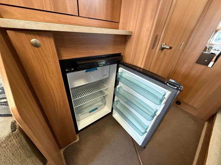 Swift Challenger Sport 686 Fixed Triple Bunk Beds