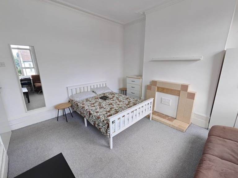 🌱 Furnished 🛏️ Room ✨ Available – Wood Gree