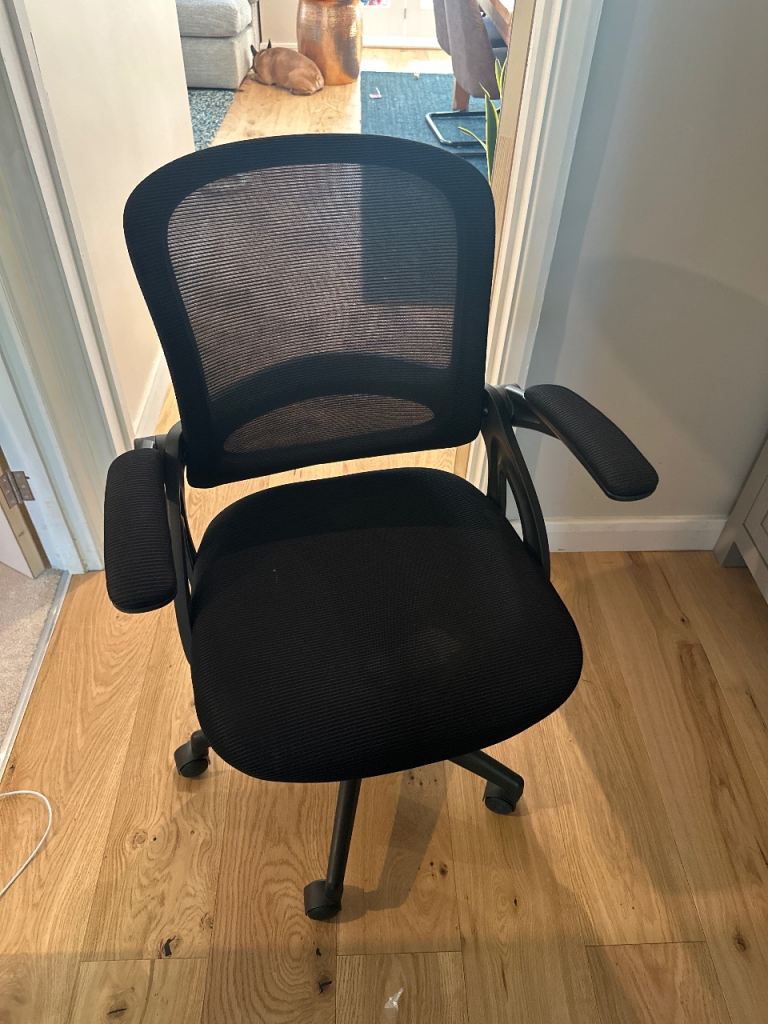 Black Mesh Office Chair – Good Condition, Swivel Base