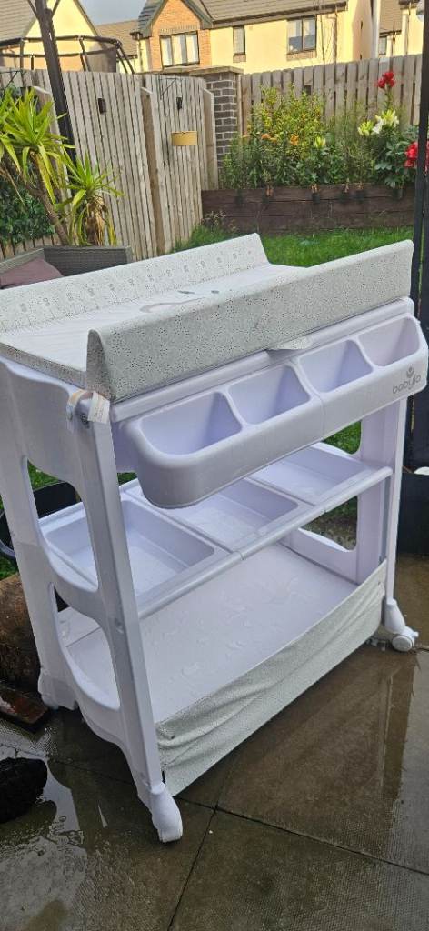 Baby Changing Table and bath with Storage – White, Good Condition