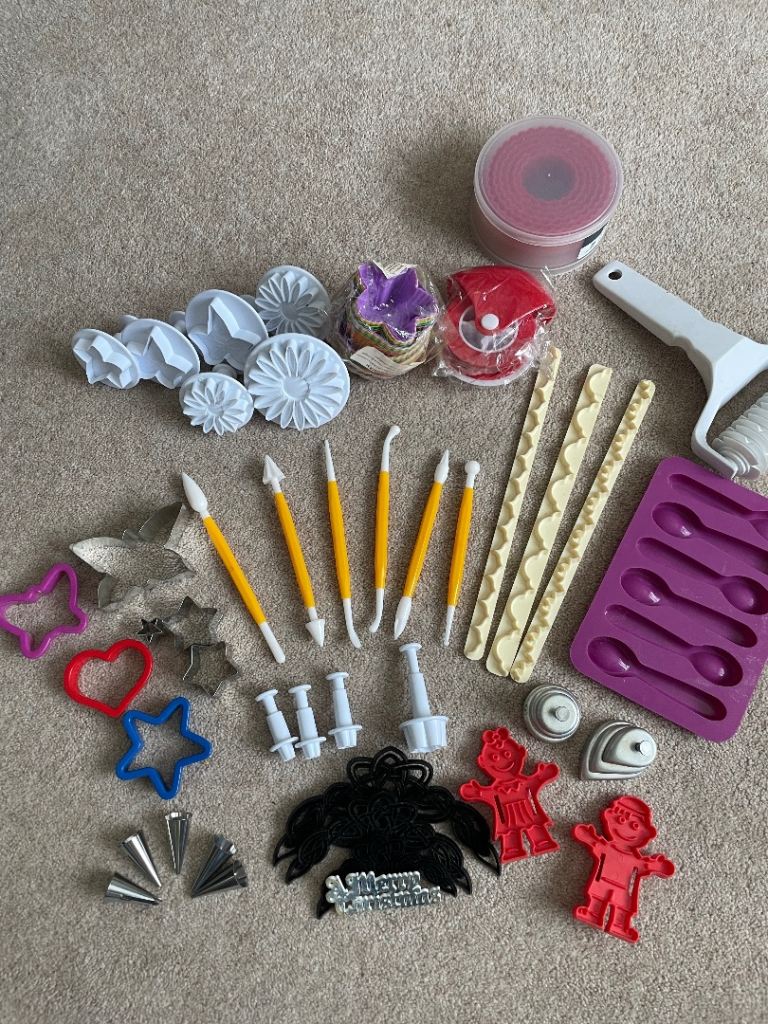 Cake decorating equipment