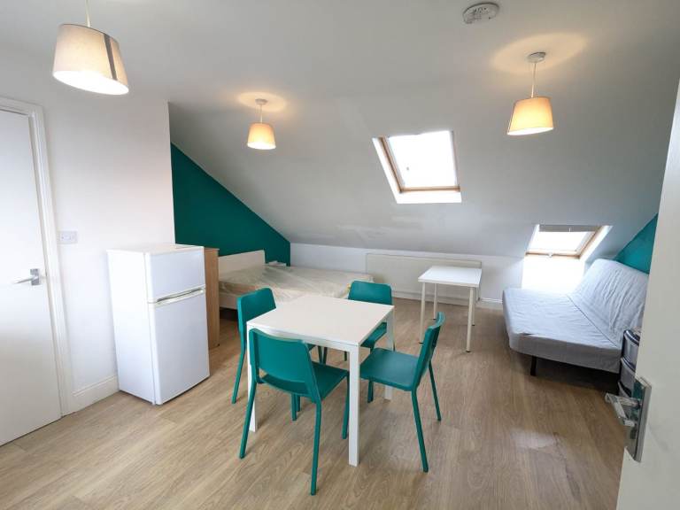 *INC GAS+WATER* Spacious second floor studio in Willesden Junction within close proximity to station