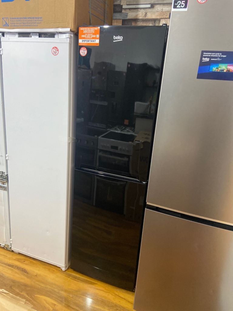 NEW RRP £389!! Beko 55cm Frost Free Fridge Freezer - Black 🤩