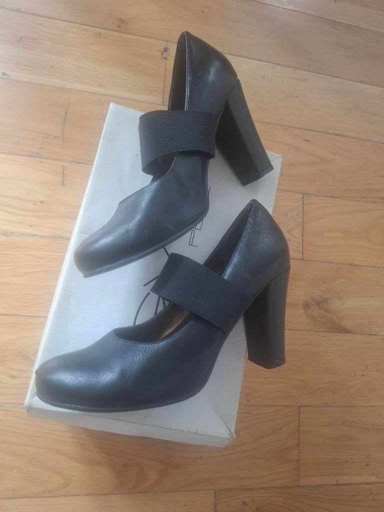 Black Italian heel shoes