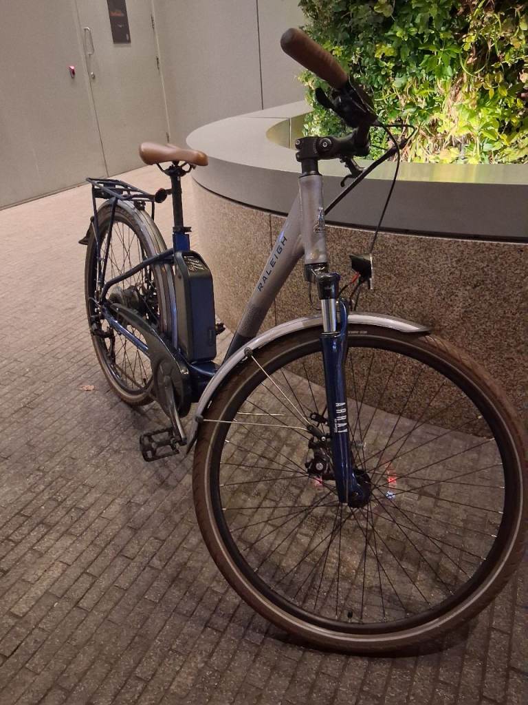 RALEIGH ARRAY STEP THROUGH ELECTRIC CITY BIKE 2023 HYBRID EXCELLENT CONDITION 