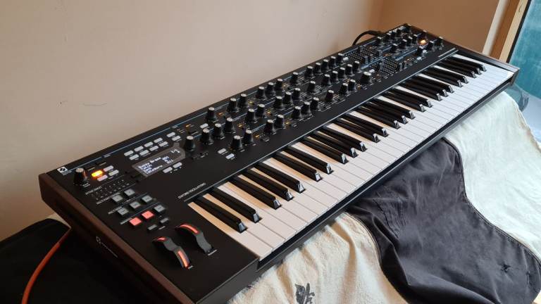 Novation Summit Synthesizer (Moog, DSI, Prophet,Juno)
