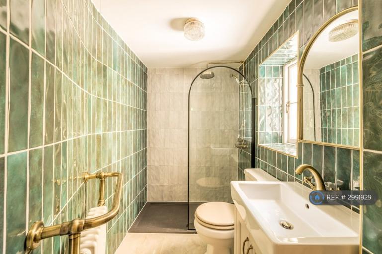 2 bedroom flat in Caledonia Place, Bristol, BS8 (2 bed) (#2991929)