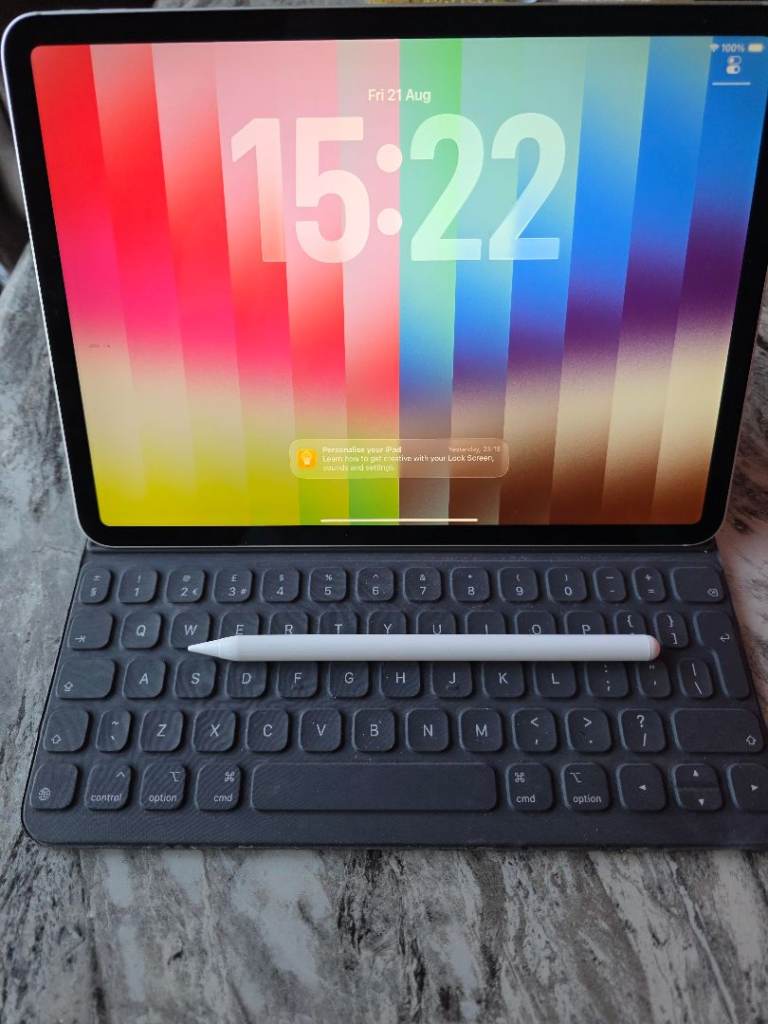 Apple iPad pro 11" inch 1st generation with Keyboard Case and Pencil – Good Condition
