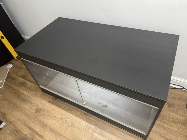 4ft x 2ft x 2ft Vivarium, light fitting/bulb included & holder for heat lamp.