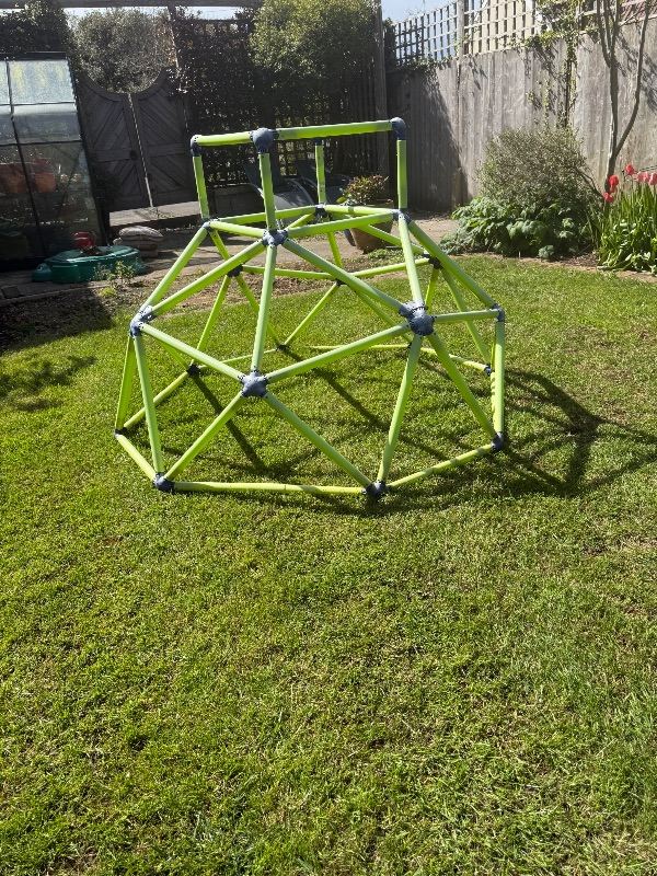 Outdoor monkey bar climbing frame 