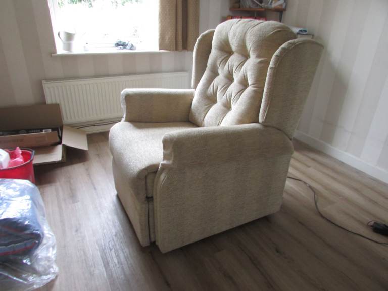 GROSVENOR RISER-RECLINER